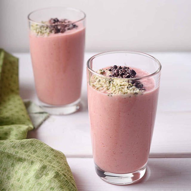 Strawberry Cacao Nibs Smoothie (Vegan)